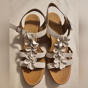 b.o.c. Born Concept Womens Sandals With a Corn, Wedge Heel Cream Floral SIZE 10